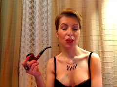 bionda provocatrice fuma la pipa