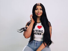 Gros cul, Sucer une bite, Brunette brune, Masturbation, Solo