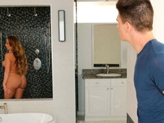 Bagno, Culo grosso, Bionda, Beccata, Da dietro, Sega, Mamma che vorrei scoparmi, Guardone