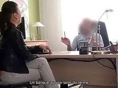 Loan4k. la fille brune solitaire frances a besoin d'argent pour sa moto