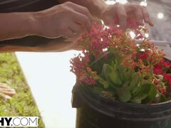 Grosse bite, Gros seins, Sucer une bite, Tir de sperme, Gorge profonde, Poilue, Seins naturels, Chevaucher