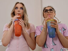 Očala, Dekle drka tiča, Medrasni seks, Kuhinja, Muco, Nogavice, Trojček, Joške