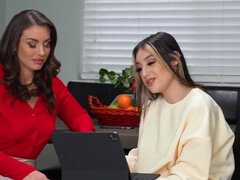 18 χρονον, Μεγάλη κλειτορίδα, Μελαχροινή, Χύσιμο, Φετιχ, Θηλυκό θηλυκό αρσενικό, Σκληρό, Τρίο