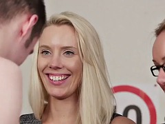 美女, イギリス人, 着衣女と全裸男, 衣服着たままセックス, ヨーロピアン, フェティッシュ, 手コキする, フェラする