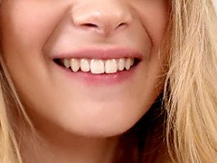 Velké kozy, Blondýna, Kuřba, Stříkání spermatu, Masturbace, Pička, Švédská rojka, Hračky