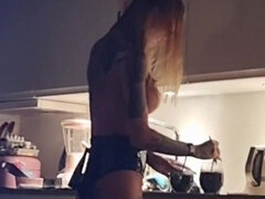 舞台裏, デカパイ