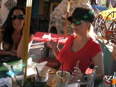 Grosser arsch, Grosse titten, Vollbusig, Milf, Nippel, Öffentlich, Titten