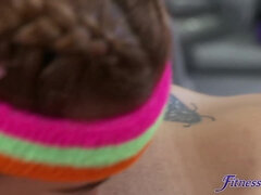 Brunett, Fingering, Gym, Hardcore, Lesbisk, Slick, Pigtails, Fitta