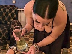 Enthousiasteling, Amerikaans, Bondage discipline sadomasochisme, Naakte man aangeklede vrouw, Duits, Meesteres, Straf, Trein
