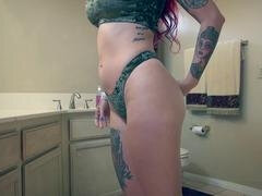 Beso negro, Entre bastidores, Culo grande, Mamada, Semen en la boca, Tatuaje