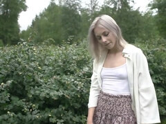 Juicy blonde Carolina Sun flashes pussy in the park