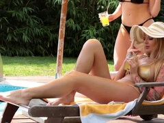 Velký zadek, Velké kozy, Blondýna, Prstění, Fetiš nohou, Lesbické, Venku, Vyholené