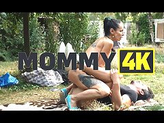 Grote kietelaar, Grote mammen, Bruinharig, Bedriegen, Oudere vrouw, Man die toekijkt