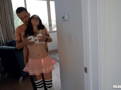 Spalnica, Velike joške, Rjavolaska, Lizanje, Piercing, Resničnost, Kratki lasje, Tetovaže