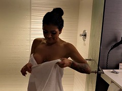 Babe, Velike joške, Rjavolaska, Hardcore, Latinka, Tuširanje, Solo, Joške