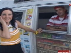 18 jaar, Amerikaans, Bruinharig, Auto, Pompom meid, Universiteit, Sperma in gezicht, Tieten likken