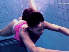 Bagno, Brunetta, All'aperto, Piscina   biliardo, Pubblico, Softcore, Tette, Sott'acqua