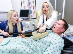Gros cul, Blonde, Sucer une bite, En levrette, 2 femmes 1 homme, Seins naturels, Adolescente, Nénés