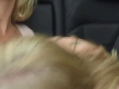 Blonde, Britannique, Voiture, Femme couguar, Embrassement, Lesbienne, Mature, Mère que j'aimerais baiser