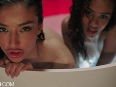 Give finger, Imellem racer, Slikning, Onani, Naturlige bryster, Fisse, Barberet, Teenager