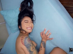 アメリカ人, アジア人, フェラチオ, 顔射, 自然山雀, 小柄, タトゥー, オッパイの