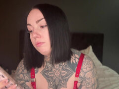 Morena, Engañando, Dominacion femenina, Madres para coger, Solo, Tatuaje