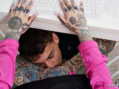 Grosse titten, Auto, Handjob, Küssen, Lecken, Pov, Muschi, Tätowierung