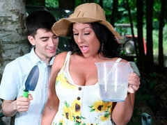 Culo grosso, Tette grandi, Pompino, Da dietro, Sega, All'aperto, Rasata, Guardone