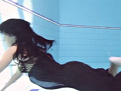 Kisbaba, Gesztenyebarna, Európai, Fehérnemű, Nyilvános, Egyedül, Begyek, Víz alatt