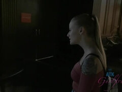 Koupelna, Velký zadek, Blondýna, Táta, Přítelkyně, Orgasmus, Pička, Vyholené