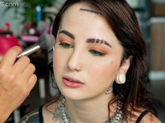 Brunett, Fingering, Onani, Naturliga tuttar, Mager, Strippning, Tatuering, Tuttar