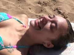 Cul, Plage, Bikini, Éjaculation interne, Doigter, Petite amie, Maigrichonne, Sous la jupe