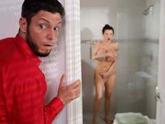 Stor røv, Pik sutte, Brunette, Hundestilling, Håndjob, Mor jeg gerne vil kneppe, Tatovering, Snugkigger