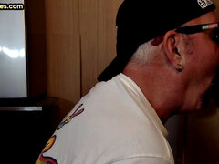 Amatör, Svart, Långt ner i halsen, Ebenholts, Homosexuell, Gloryhole, Mogen, Tatuering