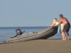 Leie, Strand, Grosser arsch, Blondine, Paar, Milf, Natürlichen titten, Im freien