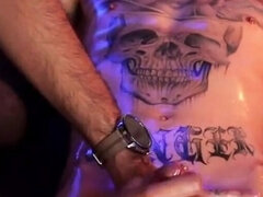 Amateur, Grosse bite, Tir de sperme, Domination, Homosexuelle, Branlette thaïlandaise, Tatouage