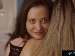 Veľké kozy, Prsnatá, Lesbické, Prirodzené prsia, Pička, Realita, Teenka, Hračky