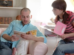 18 éves, Hálószoba, Hatalmas hátsó, Monumentális dákó, Cumizás, Gesztenyebarna, Kutya póz, Természetes mellek