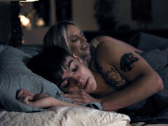 Soverom, Blond, Kukk suging, Bakfra, Runke, Milf, Fitte, Tattovering