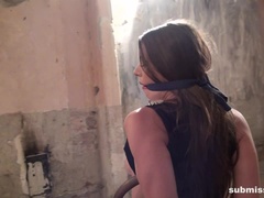 Gros seins, Talons, Attachée