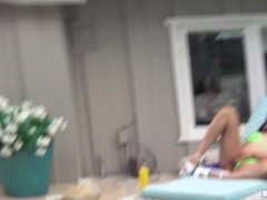 Amerikai, Kutya póz, Erotikus, Fétis, Nyalás, Természetes mellek, Nuni, Dohányzás