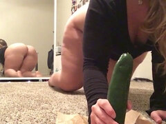 Fette Sau lutscht Gurke!