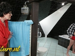 Leie, Besamung, Brille, Behaart, Masturbation, Mutti, Muschi, Dusche