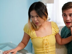 Asiatique, Sucer une bite, Brunette brune, Éjaculer dans la bouche, Tir de sperme, Branlette thaïlandaise, Léchez, Jupe