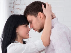 Hatalmas hátsó, Monumentális dákó, Cumizás, Gesztenyebarna, Kutya póz, Természetes mellek, Tini, Begyek