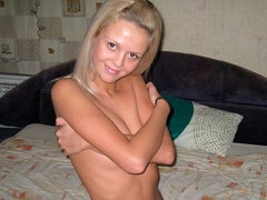 Enthousiasteling, Blond, Seksspeelgoed, Vingeren, Masturbatie, Geschoren, Tieten likken, Speelgoed