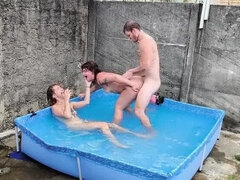 Anal, Avsugning, Doggystyle, Party, Pool, Kort hår, Tonåring, Trekant