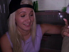 Badrum, Stor kuk, Stora tuttar, Blondin, Avsugning, Sperma shot, Hd, Naturliga tuttar