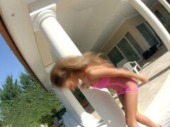 Blondynka, Dominacja, Sukienka, Płeć żeńska, Ekshibicjonizm, Obcasy, Ogolona, Tatuaż