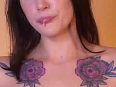 18 anni, Papà, Linguaggio sporco, Capezzoli, Capezzoli gonfi, Tabù, Tette